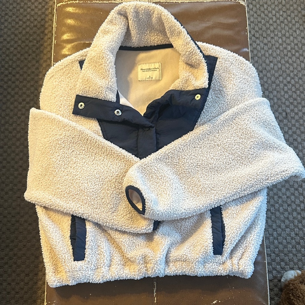 Aberombie & Fitch Cream and Navy cropped  Sherpa woman’s Sherpa Jacket